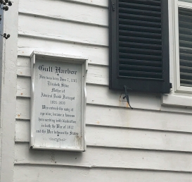 Several houses in New Bern have descriptions on how they were famous, like the Gull Harbor house. This house was the birthplace of the mother of Admiral Farrugut, a noted Navy sailor during the War of 1812 and the Civil War.